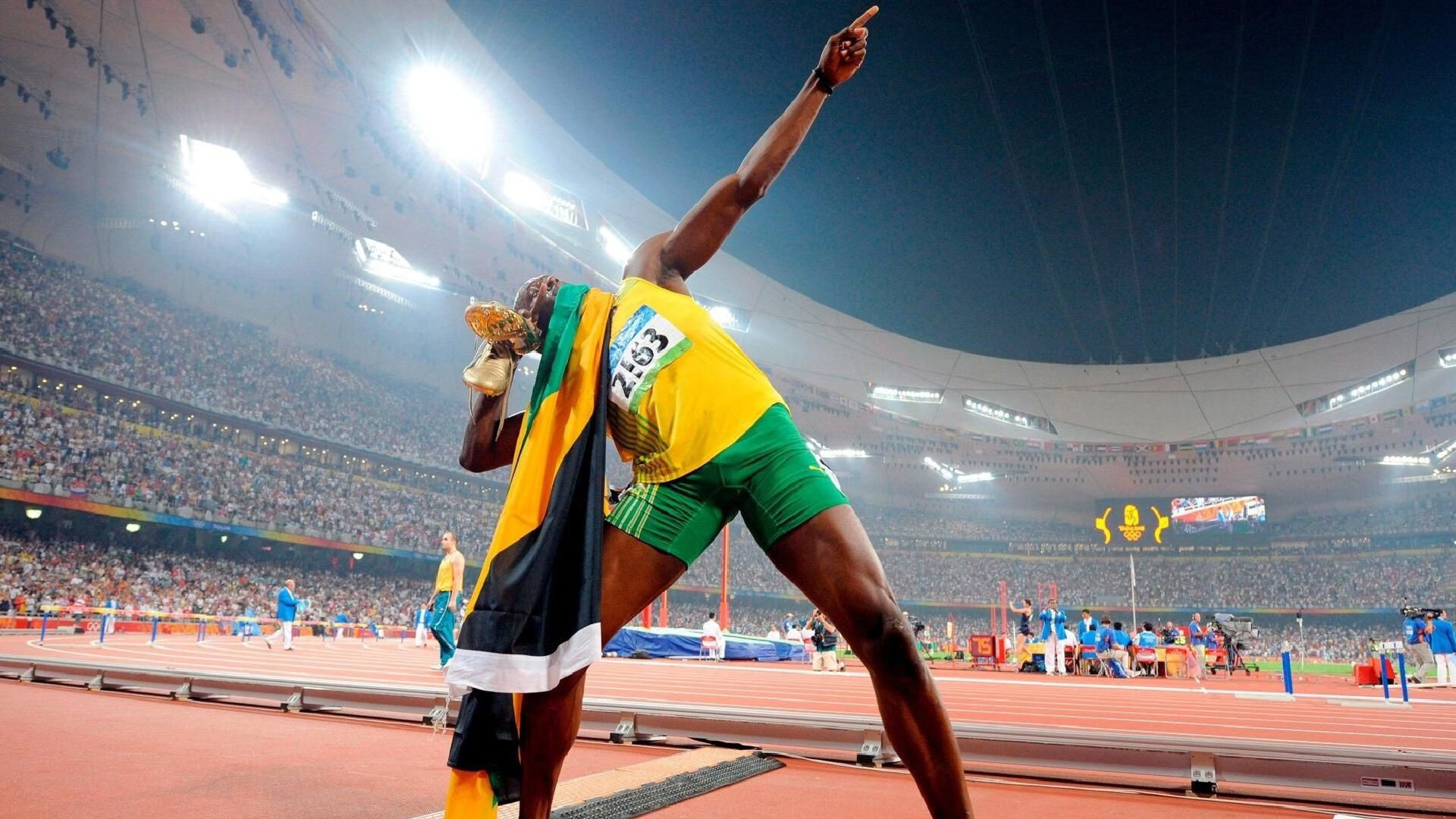 “三叉湖游泳馆：水上救生选手挑战极速反应与高难度救援”